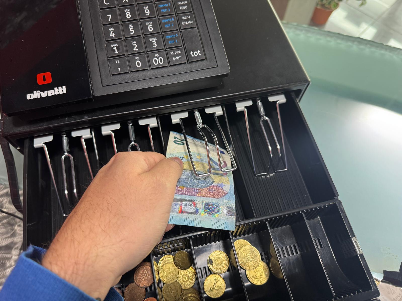 Telecamera nascosta furti dalla cassa