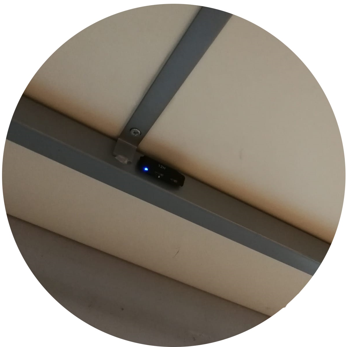 esempio di un registratore vocale nascosto sotto ad un tavolo