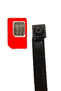 obbiettivo di una spy camera messo a confronto con una scheda SIM, per far notare le dimensioni ridotte